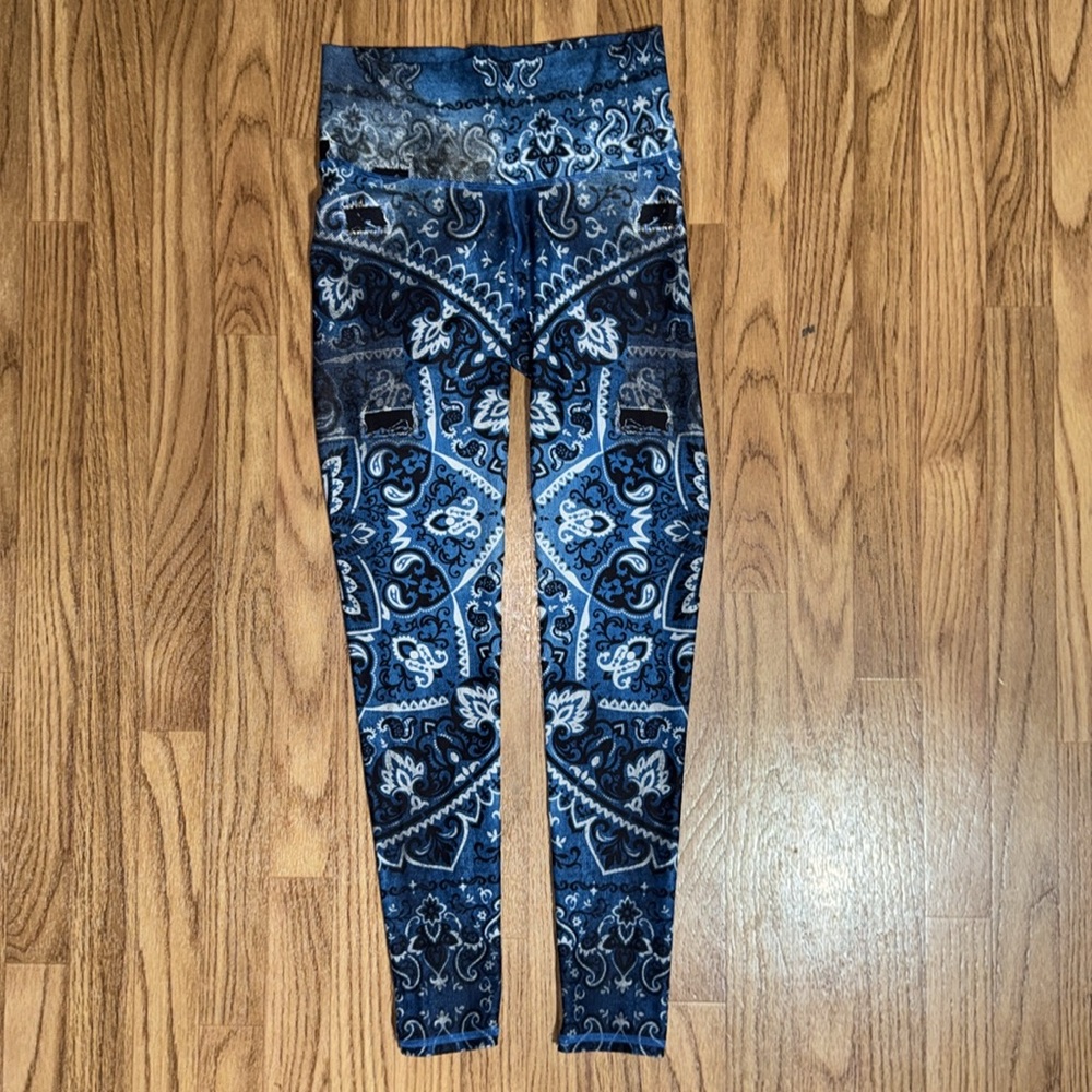 Niyama Sol Size Medium California Love Barefoot Leggings Blue Paisley Print Sexy